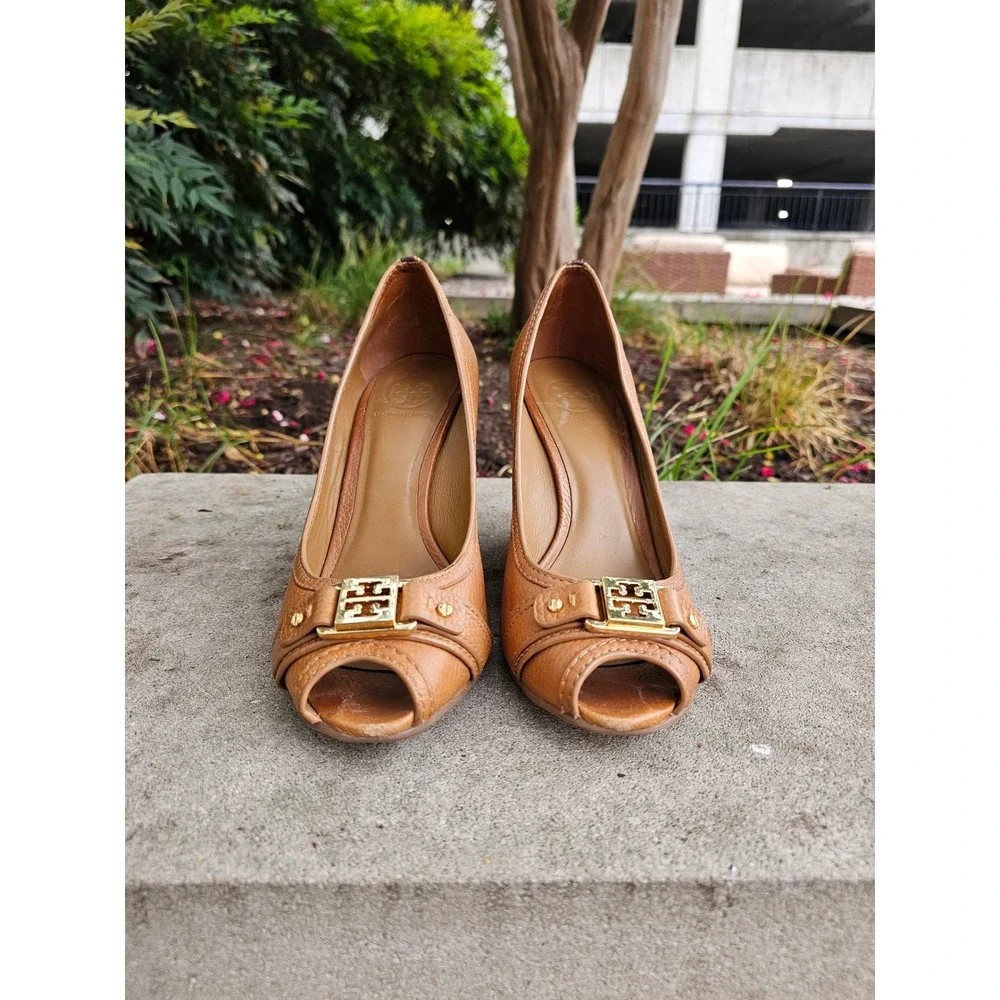 Tory Burch Leticia Peep Toe Wedge Heels 9 Tan Pebbled Leather Logo Buckle
